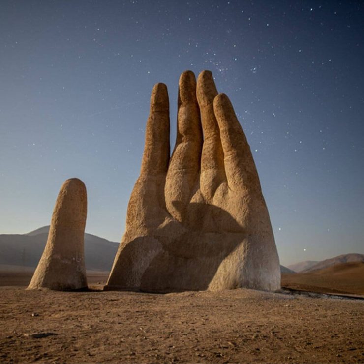 Mano del desierto es una obra artística contemporánea