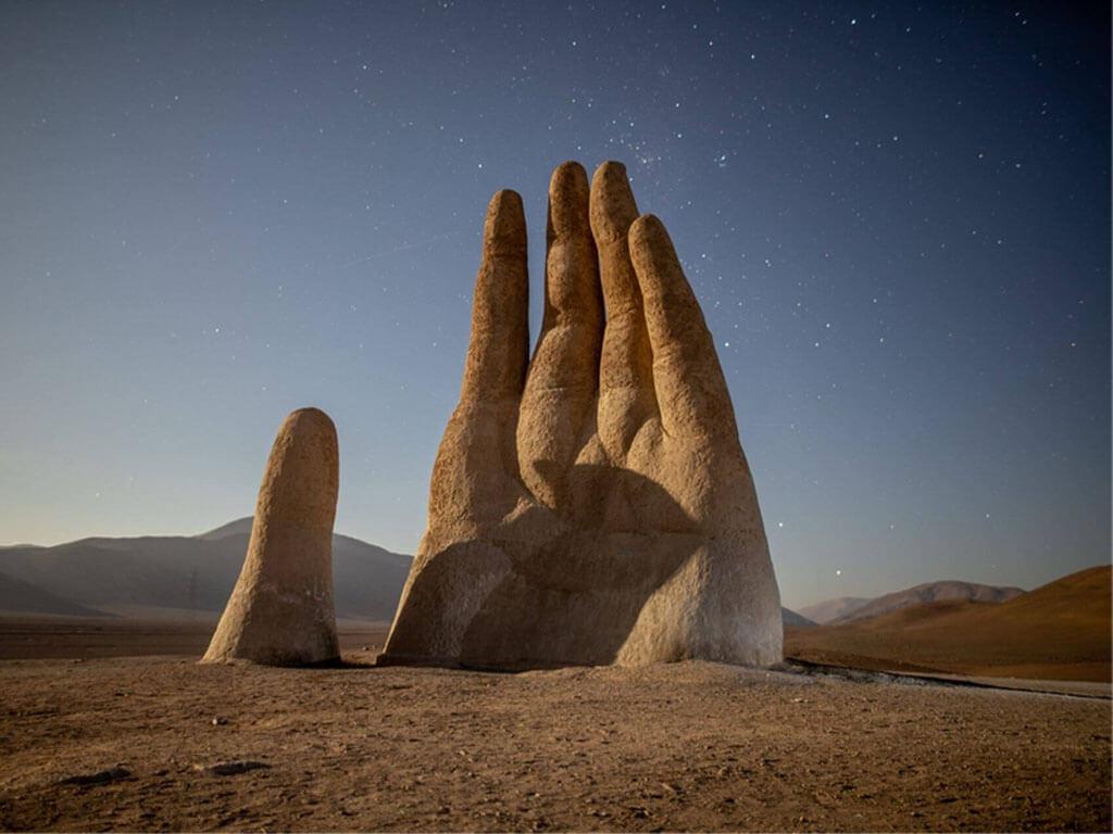 Mano del desierto es una obra artística contemporánea